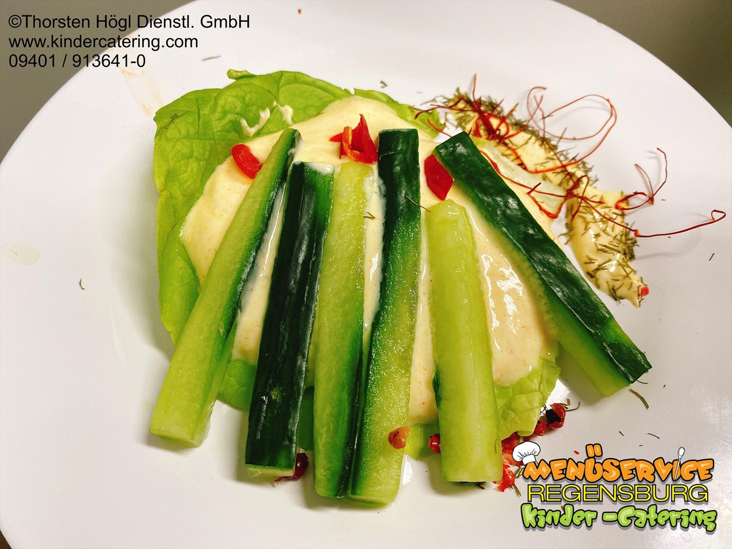 Gericht mit Salat und Gurken
