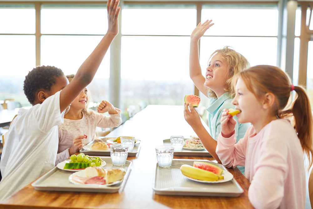 Kinder in der Katine beim Essen