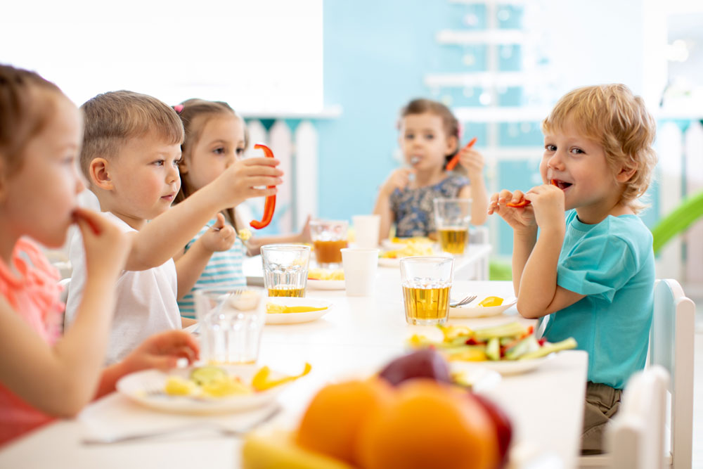 Kindergartengruppe beim Mittagessen