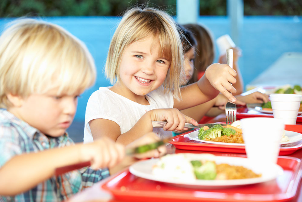 Schulkinder beim Essen
