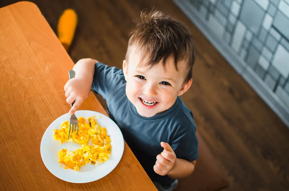 Kleiner Junge beim Essen